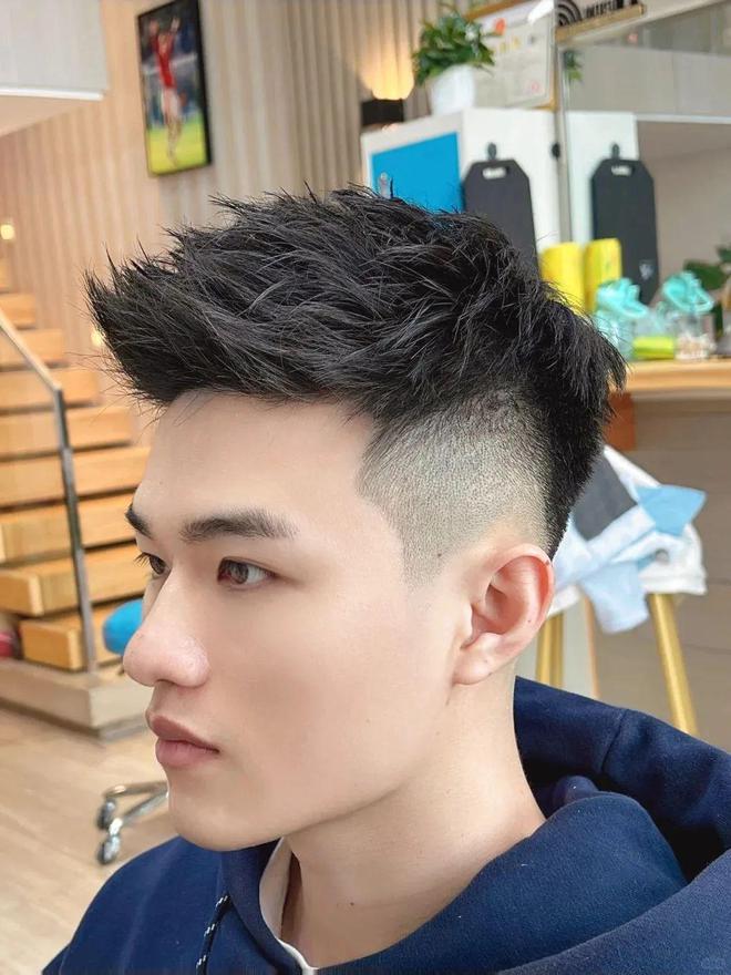 引领潮流的2024男生发型趋势与选择