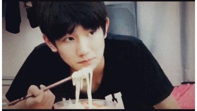 大脸明星男,大脸明星男，如何塑造个人形象与提升知名度
